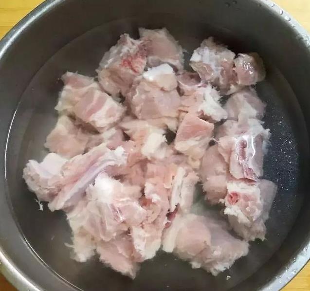 排骨千萬別用熱水燙！教你一招「髒東西自動跑出來」家家戶戶都用得到
