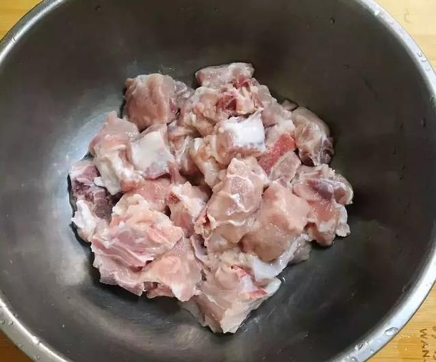 排骨千萬別用熱水燙！教你一招「髒東西自動跑出來」家家戶戶都用得到