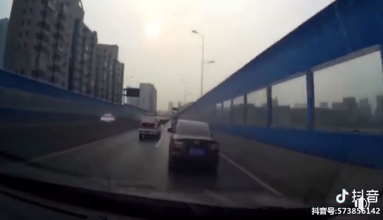 三寶「鬼之左切」他怒超車以牙還牙！對方不爽下車「下場超慘烈」全網笑翻：嗆聲記得打P檔～