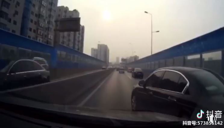 三寶「鬼之左切」他怒超車以牙還牙！對方不爽下車「下場超慘烈」全網笑翻：嗆聲記得打P檔～