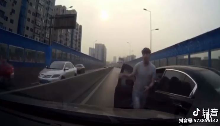 三寶「鬼之左切」他怒超車以牙還牙！對方不爽下車「下場超慘烈」全網笑翻：嗆聲記得打P檔～