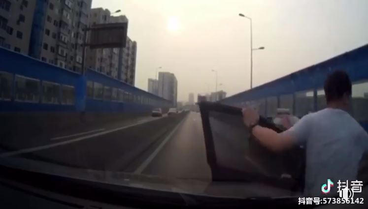 三寶「鬼之左切」他怒超車以牙還牙！對方不爽下車「下場超慘烈」全網笑翻：嗆聲記得打P檔～