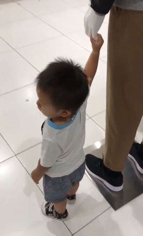 那不是爸爸啦！呆萌弟牽小手納悶：爸爸怎麼不走？  一往上看見「手的主人」表情萌翻
