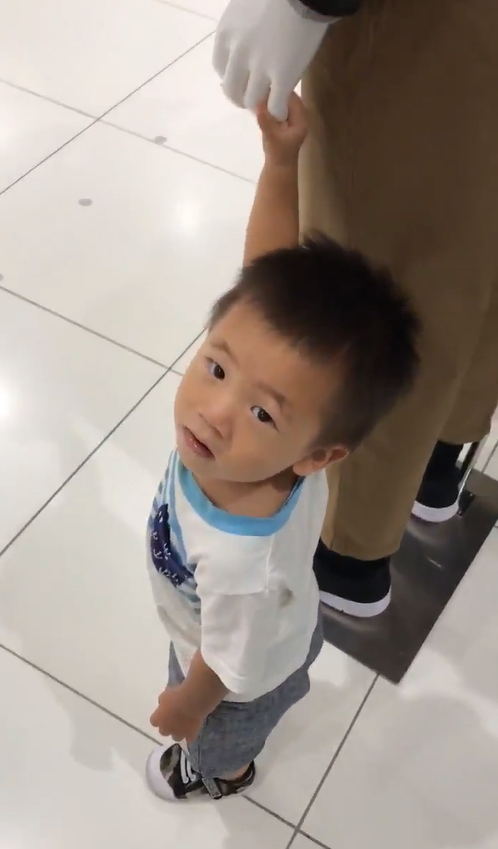 那不是爸爸啦！呆萌弟牽小手納悶：爸爸怎麼不走？  一往上看見「手的主人」表情萌翻