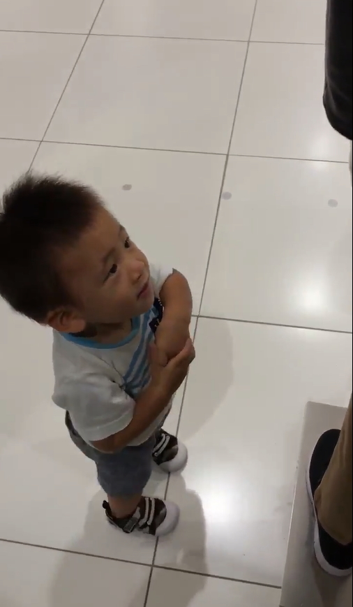 那不是爸爸啦！呆萌弟牽小手納悶：爸爸怎麼不走？  一往上看見「手的主人」表情萌翻