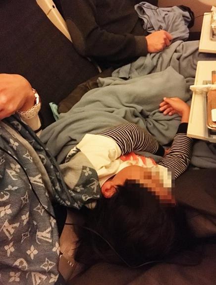 帶4歲兒搭機遇上大暖男！主動安撫小孩「還願意被跨腳橫躺」網推爆：這可以嫁