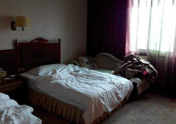 賓館情侶連住五日拒打掃，退房後留字條感動保潔阿姨：心意比金重