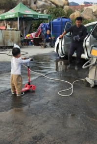 伸出一雙手！2歲男童「牽著滑板車到洗車場等洗車」 老闆二話不說扛走媽喊：揪甘心