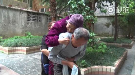 我陪您變老！6旬老人「揹90多歲母親上下樓」  日復一日燦笑不喊苦：我就是媽媽的腿