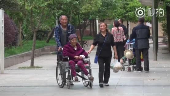 我陪您變老！6旬老人「揹90多歲母親上下樓」  日復一日燦笑不喊苦：我就是媽媽的腿