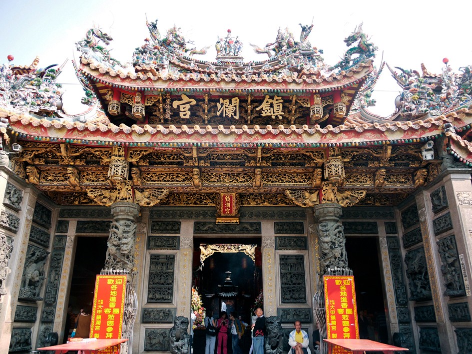 來自神明的祝福！夫妻倆「鎮瀾宮拍婚紗照」零修圖曬恩愛　網仔細看驚喊：「媽祖顯靈了」
