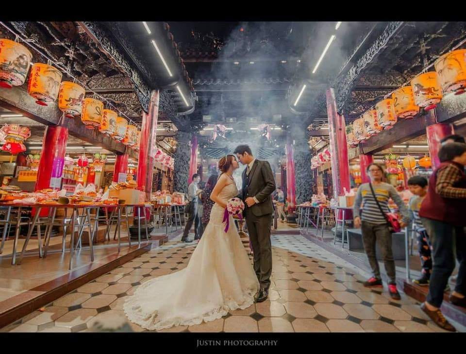 來自神明的祝福！夫妻倆「鎮瀾宮拍婚紗照」零修圖曬恩愛　網仔細看驚喊：「媽祖顯靈了」