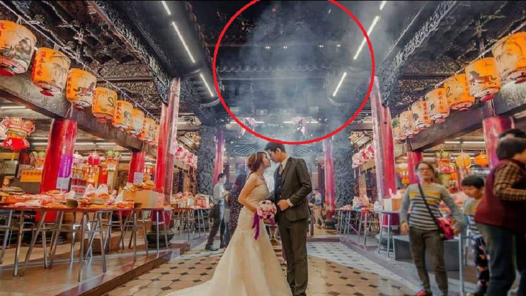 來自神明的祝福！夫妻倆「鎮瀾宮拍婚紗照」零修圖曬恩愛　網仔細看驚喊：「媽祖顯靈了」