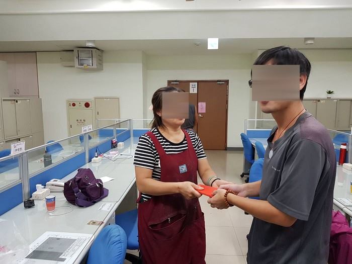 女子粗心遺失64萬現金！他「原封不動送到派出所」 拾金不昧婉拒謝禮2萬：助人為快樂之本