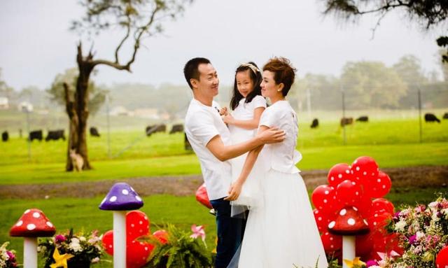 夫妻是同學！結婚8週年「帶女兒拍婚紗」好像再次熱戀　如今12年依然恩愛如初