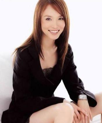 曾說不想要孩子！38歲嫁給同是演員的老公　卻在「43歲高齡產子」一家三口超甜蜜