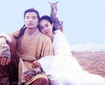 曾說不想要孩子！38歲嫁給同是演員的老公　卻在「43歲高齡產子」一家三口超甜蜜