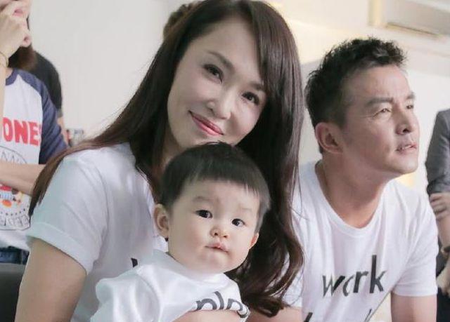 曾說不想要孩子！38歲嫁給同是演員的老公　卻在「43歲高齡產子」一家三口超甜蜜