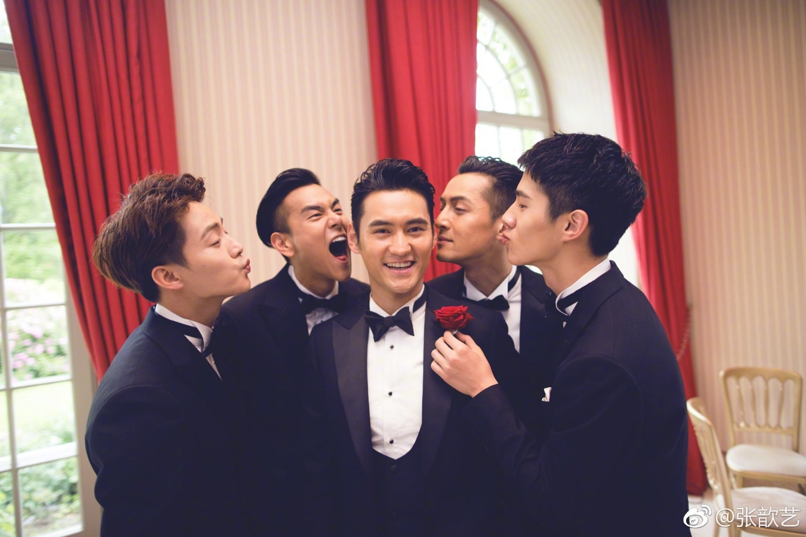 女星婚禮「史上最帥伴郎團」搶盡風采　一字排開「帥到沒天理」網友笑喊：新娘不會變心？