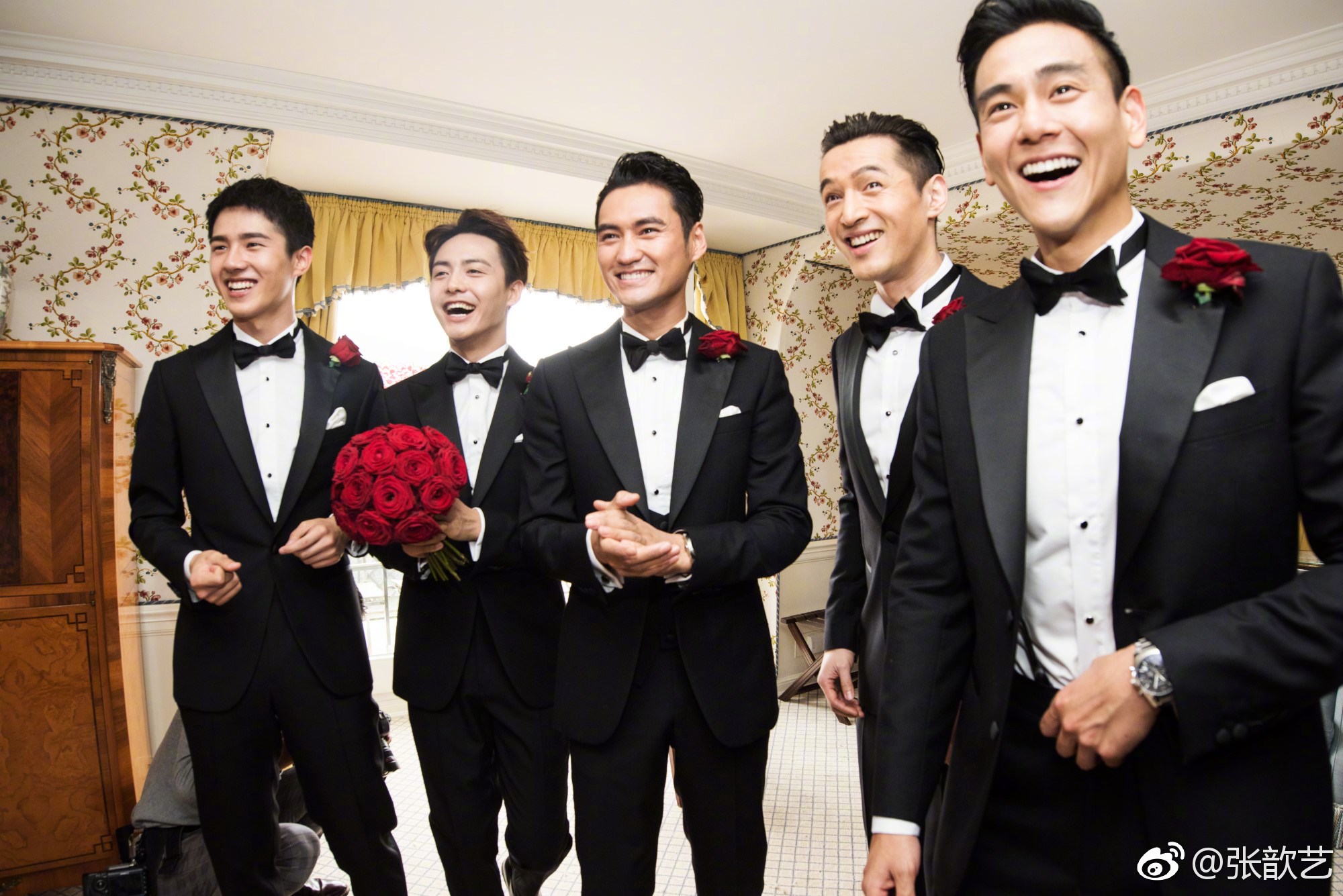 女星婚禮「史上最帥伴郎團」搶盡風采　一字排開「帥到沒天理」網友笑喊：新娘不會變心？