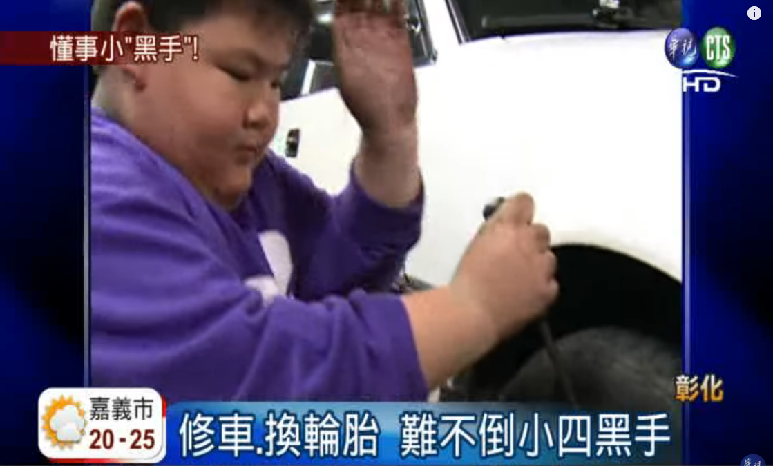 孝順小四男孩「犧牲玩樂當黑手」！現場示範換輪胎超俐落：只願爸爸不要太辛苦