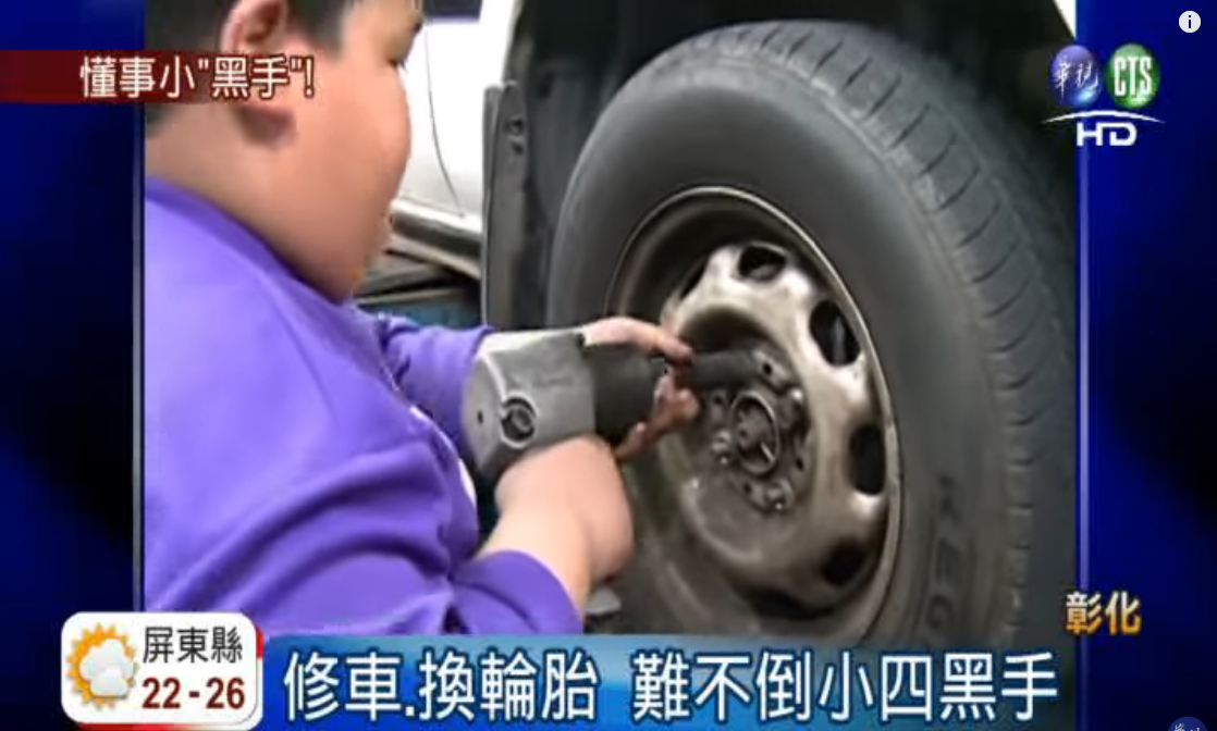 孝順小四男孩「犧牲玩樂當黑手」！現場示範換輪胎超俐落：只願爸爸不要太辛苦
