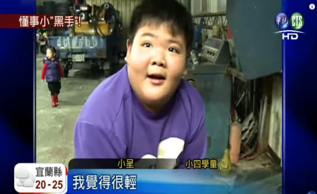 孝順小四男孩「犧牲玩樂當黑手」！現場示範換輪胎超俐落：只願爸爸不要太辛苦