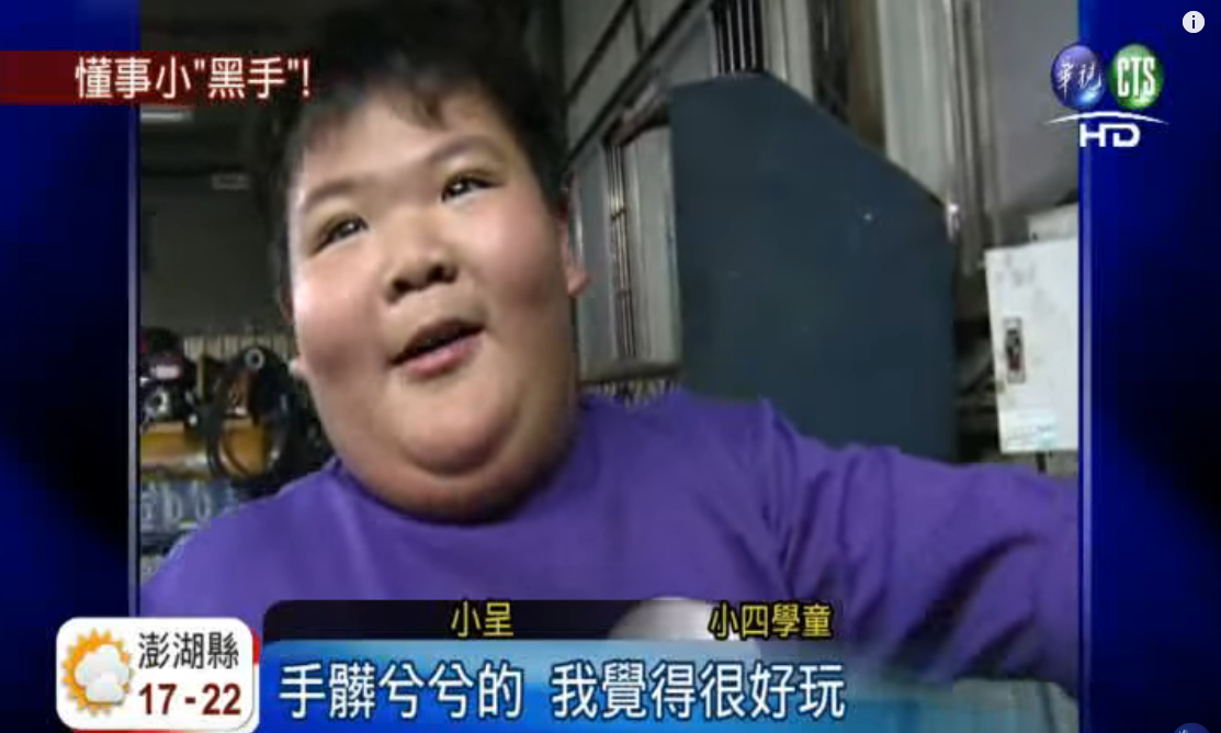 孝順小四男孩「犧牲玩樂當黑手」！現場示範換輪胎超俐落：只願爸爸不要太辛苦