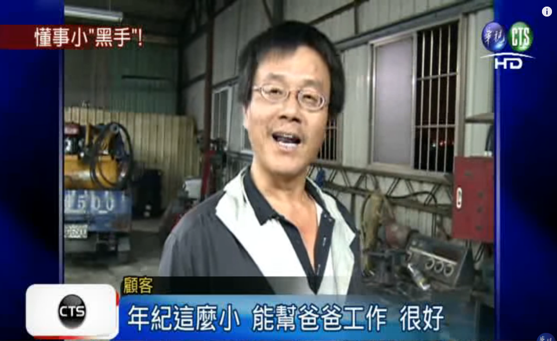 孝順小四男孩「犧牲玩樂當黑手」！現場示範換輪胎超俐落：只願爸爸不要太辛苦