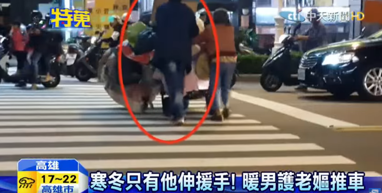 寒冬只有他伸出援手！ 自閉男孩「陪阿婆推車過馬路」 從不自認弱勢「擁超強絕技」受邀各大場合
