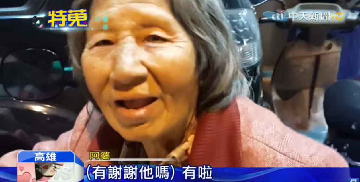 寒冬只有他伸出援手！ 自閉男孩「陪阿婆推車過馬路」 從不自認弱勢「擁超強絕技」受邀各大場合