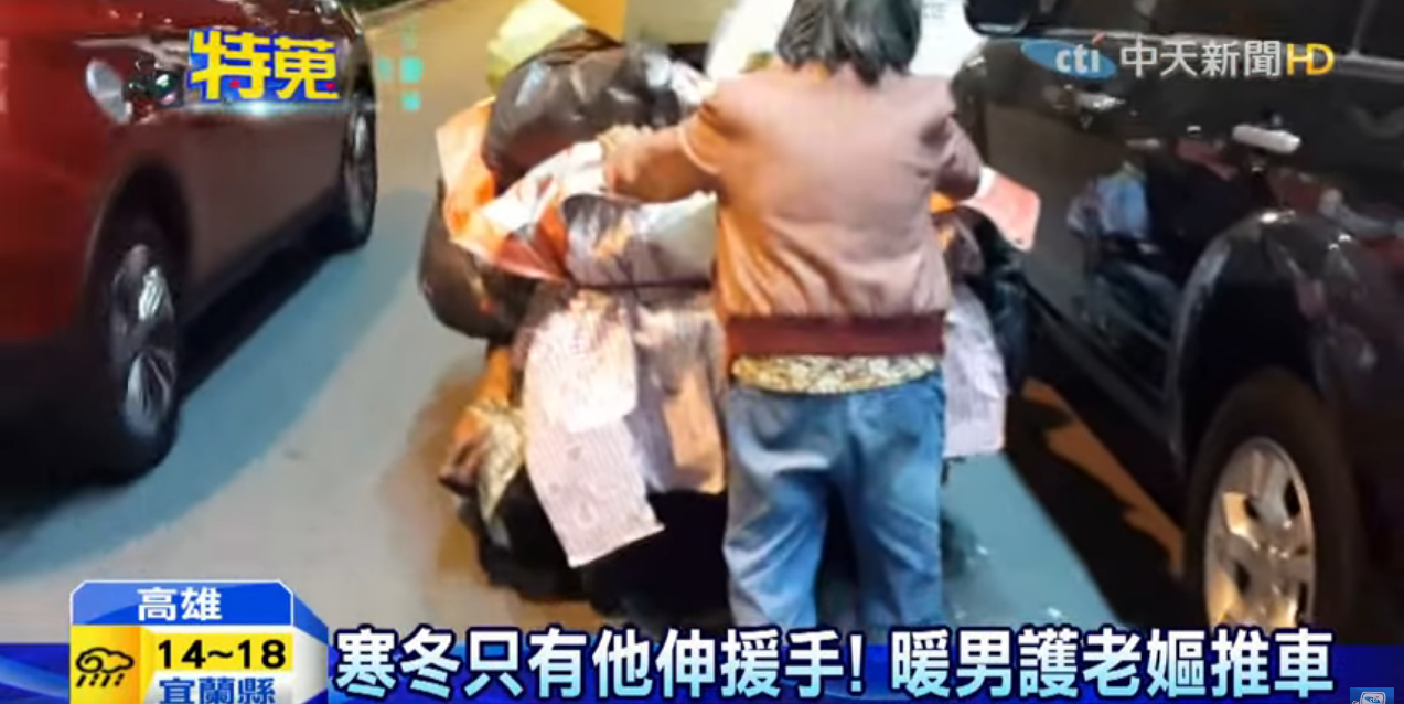 寒冬只有他伸出援手！ 自閉男孩「陪阿婆推車過馬路」 從不自認弱勢「擁超強絕技」受邀各大場合