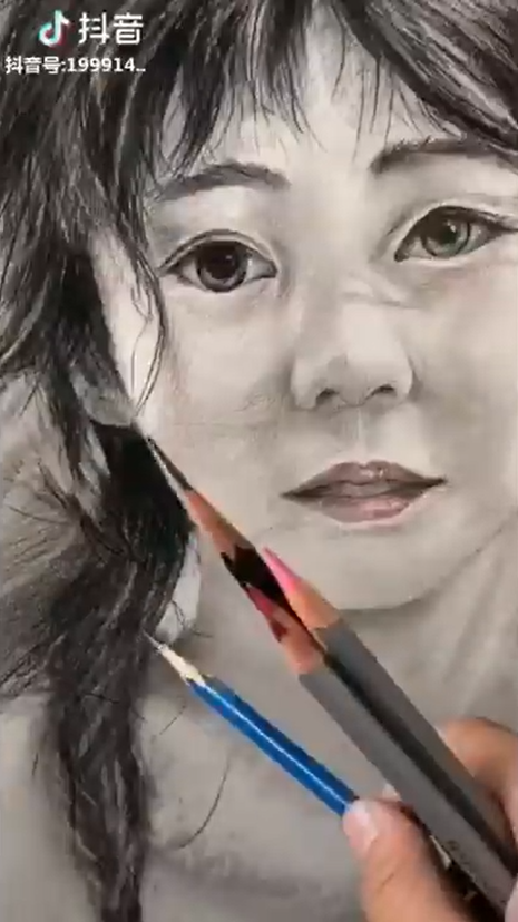 全班認真畫素描「前方赫然出現詭異畫風」！不經意抬頭「高手連飆新作」網笑：不要浪費才能