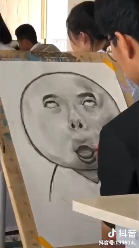 全班認真畫素描「前方赫然出現詭異畫風」！不經意抬頭「高手連飆新作」網笑：不要浪費才能