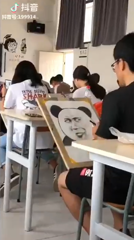 全班認真畫素描「前方赫然出現詭異畫風」！不經意抬頭「高手連飆新作」網笑：不要浪費才能