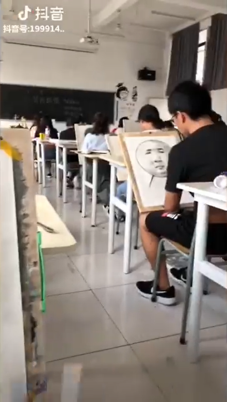 全班認真畫素描「前方赫然出現詭異畫風」！不經意抬頭「高手連飆新作」網笑：不要浪費才能