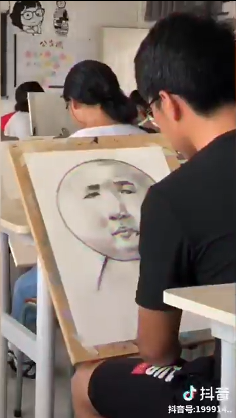 全班認真畫素描「前方赫然出現詭異畫風」！不經意抬頭「高手連飆新作」網笑：不要浪費才能