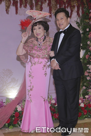 世紀婚禮最催淚！85歲素珠阿姨重情義「跛腳繞全場」 記憶力衰退卻「不忘他們」內幕惹淚崩