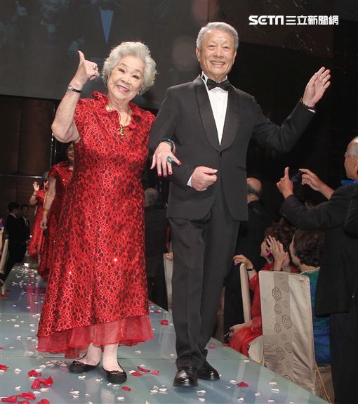 世紀婚禮最催淚！85歲素珠阿姨重情義「跛腳繞全場」 記憶力衰退卻「不忘他們」內幕惹淚崩