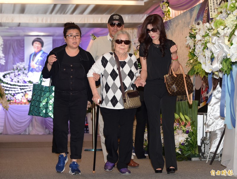 世紀婚禮最催淚！85歲素珠阿姨重情義「跛腳繞全場」 記憶力衰退卻「不忘他們」內幕惹淚崩