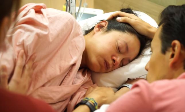 Janet經歷「煎熬38小時催生」仍堅持自然產　看到寶寶終於躺在身上「母愛表情」感動萬人！