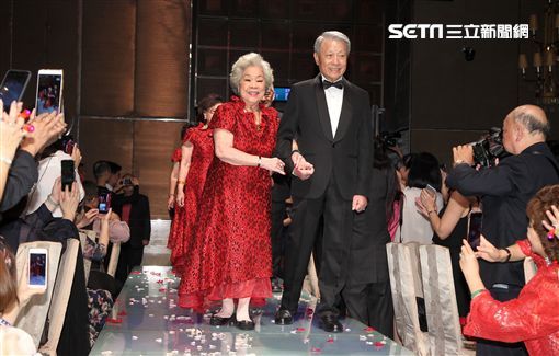 世紀婚禮最催淚！85歲素珠阿姨重情義「跛腳繞全場」 記憶力衰退卻「不忘他們」內幕惹淚崩