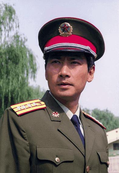 曾是鋼鐵工人「出道30年始終不紅」　妻子卻在當紅時嫁給他「如今28年相濡以沫」