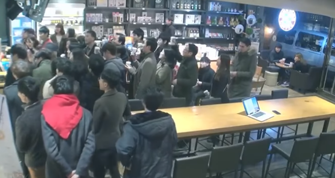 顧客別當自己是神！100位客人「全體湧入包圍店員」 一句謝謝萬人暖哭：各行各業都要被尊重