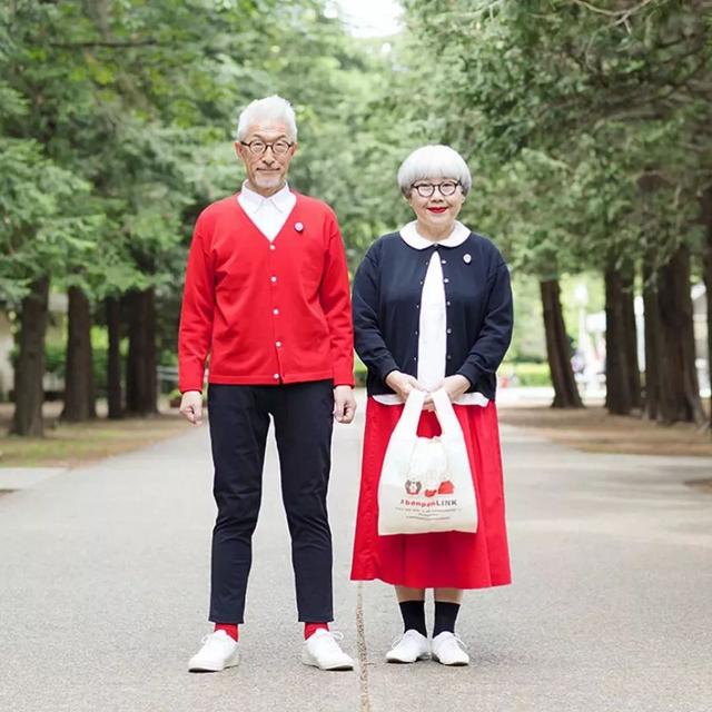 六旬夫婦相愛38年天天情侶裝！76萬粉絲大嘆最美愛情：「從青絲到白髮，一生一人」
