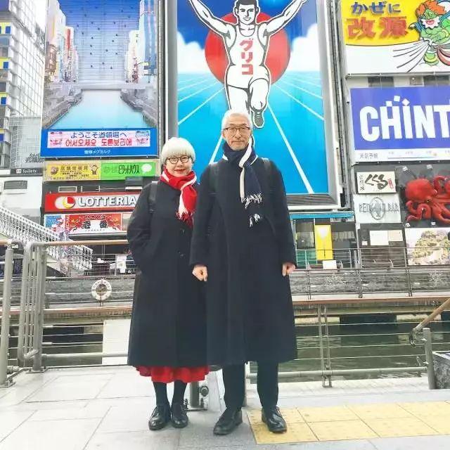 六旬夫婦相愛38年天天情侶裝！76萬粉絲大嘆最美愛情：「從青絲到白髮，一生一人」