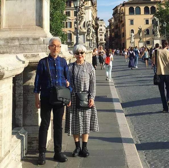 六旬夫婦相愛38年天天情侶裝！76萬粉絲大嘆最美愛情：「從青絲到白髮，一生一人」