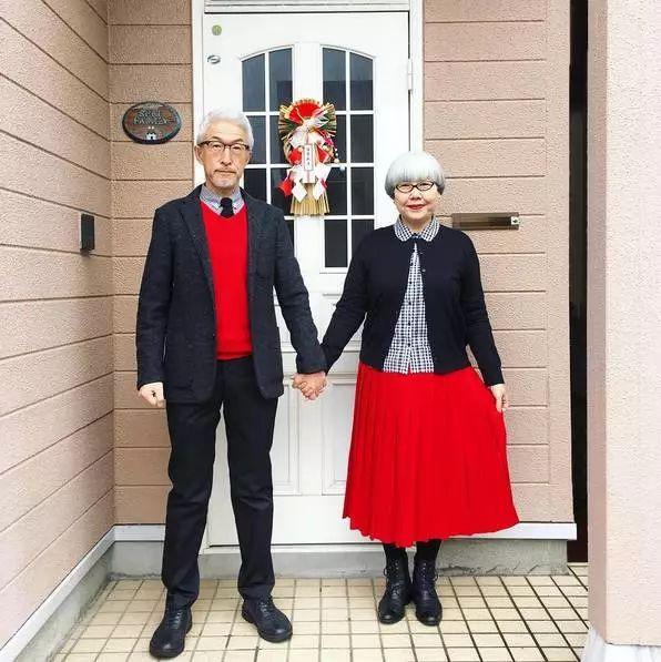 六旬夫婦相愛38年天天情侶裝！76萬粉絲大嘆最美愛情：「從青絲到白髮，一生一人」