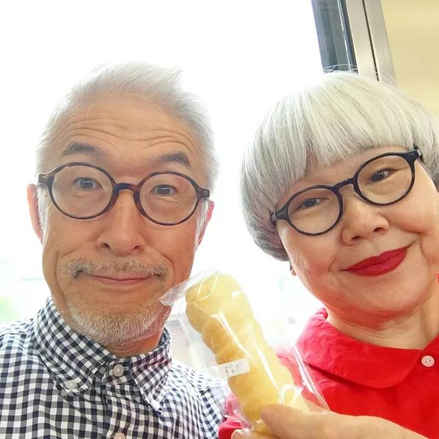 六旬夫婦相愛38年天天情侶裝！76萬粉絲大嘆最美愛情：「從青絲到白髮，一生一人」