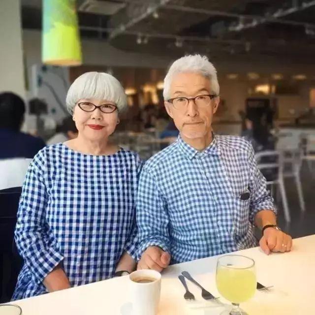 六旬夫婦相愛38年天天情侶裝！76萬粉絲大嘆最美愛情：「從青絲到白髮，一生一人」
